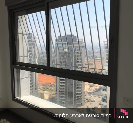 חלון עם סורגים מתכתיים נוף עירוני